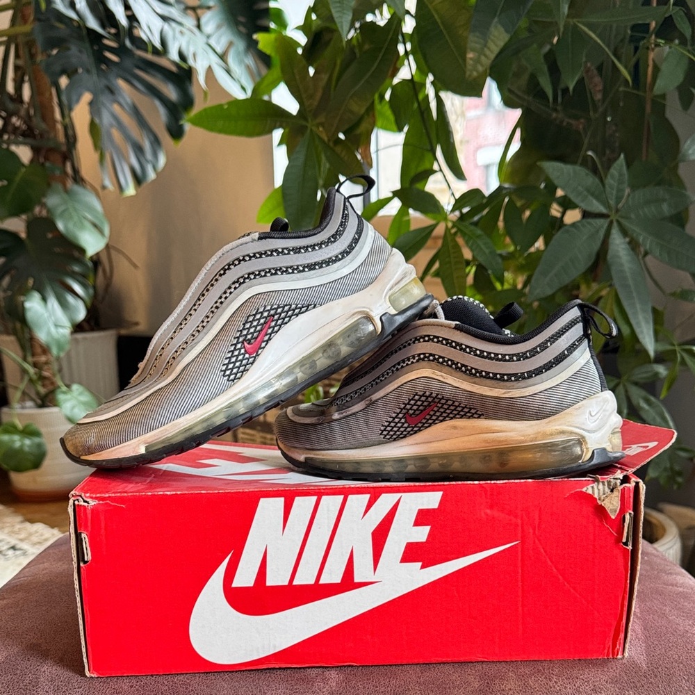 Nike Men's Black and Gray Air Max Sneakers